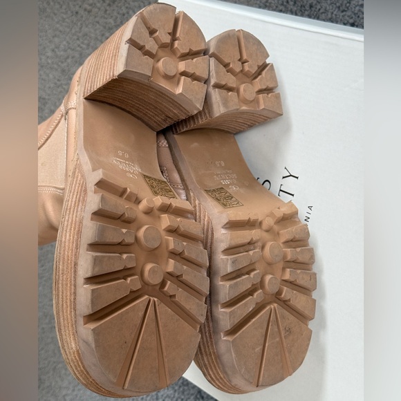 OASIS SOCIETY PLATFORM HEELED ANKLE BOOTS. Dorothy. Almond/Tan. Size 6.5. - Picture 4 of 10